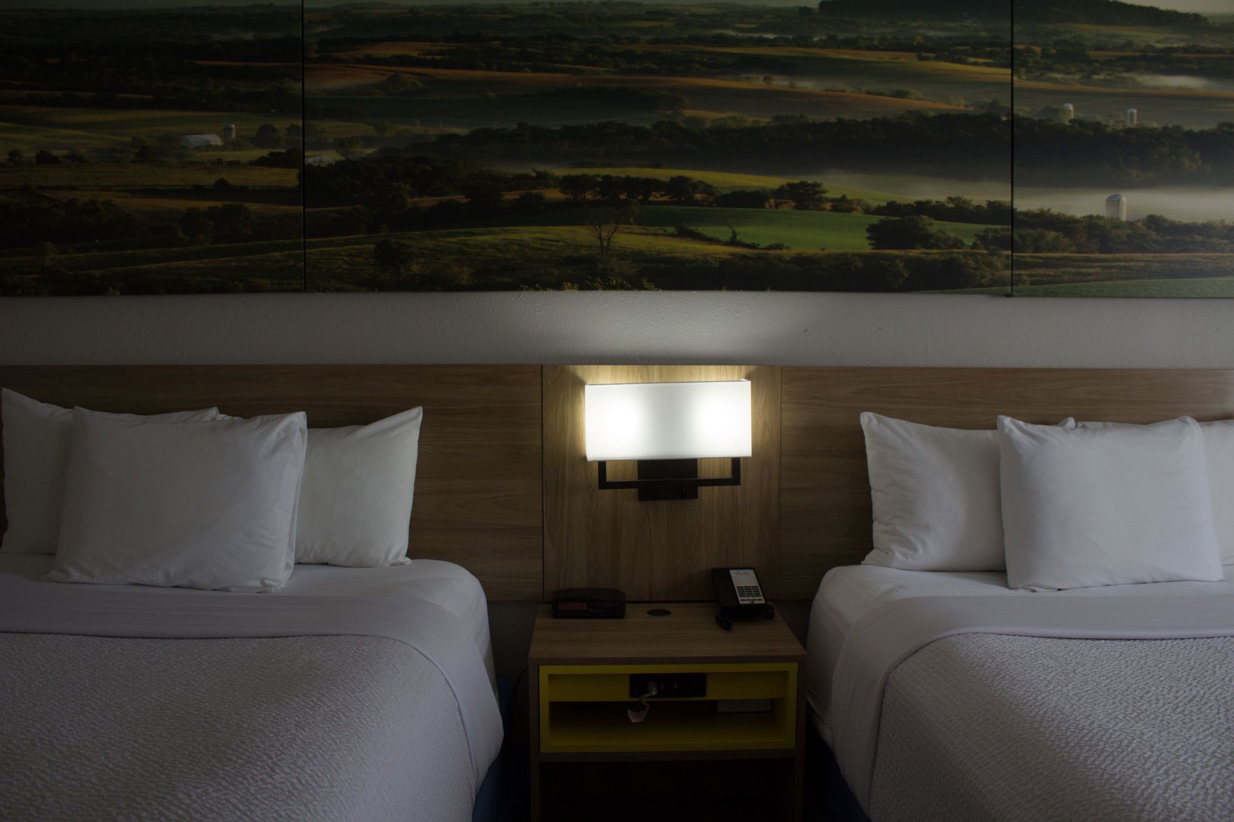 Escrivaninha, ferros/tábuas de passar roupa, berços grátis