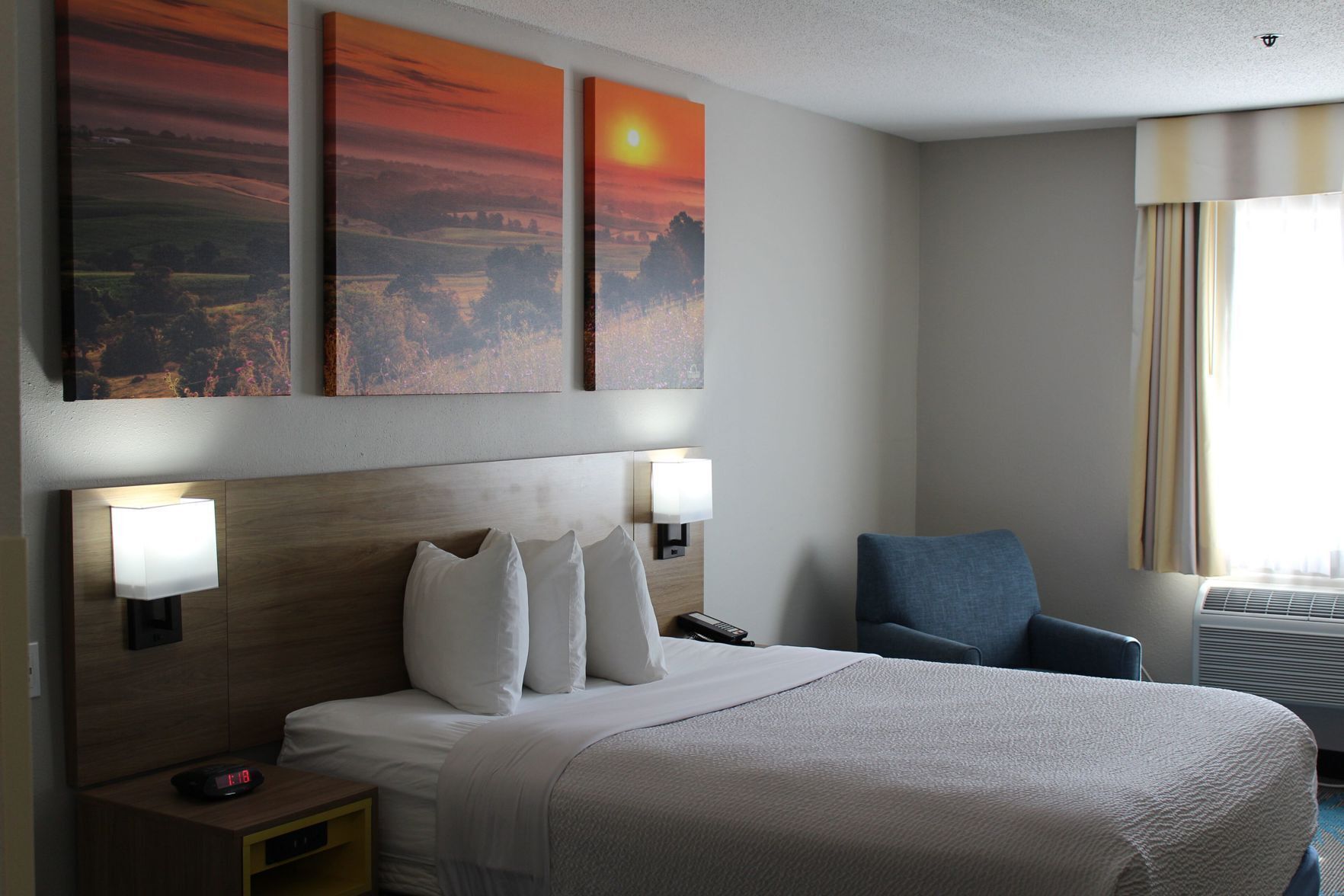 Escrivaninha, ferros/tábuas de passar roupa, berços grátis