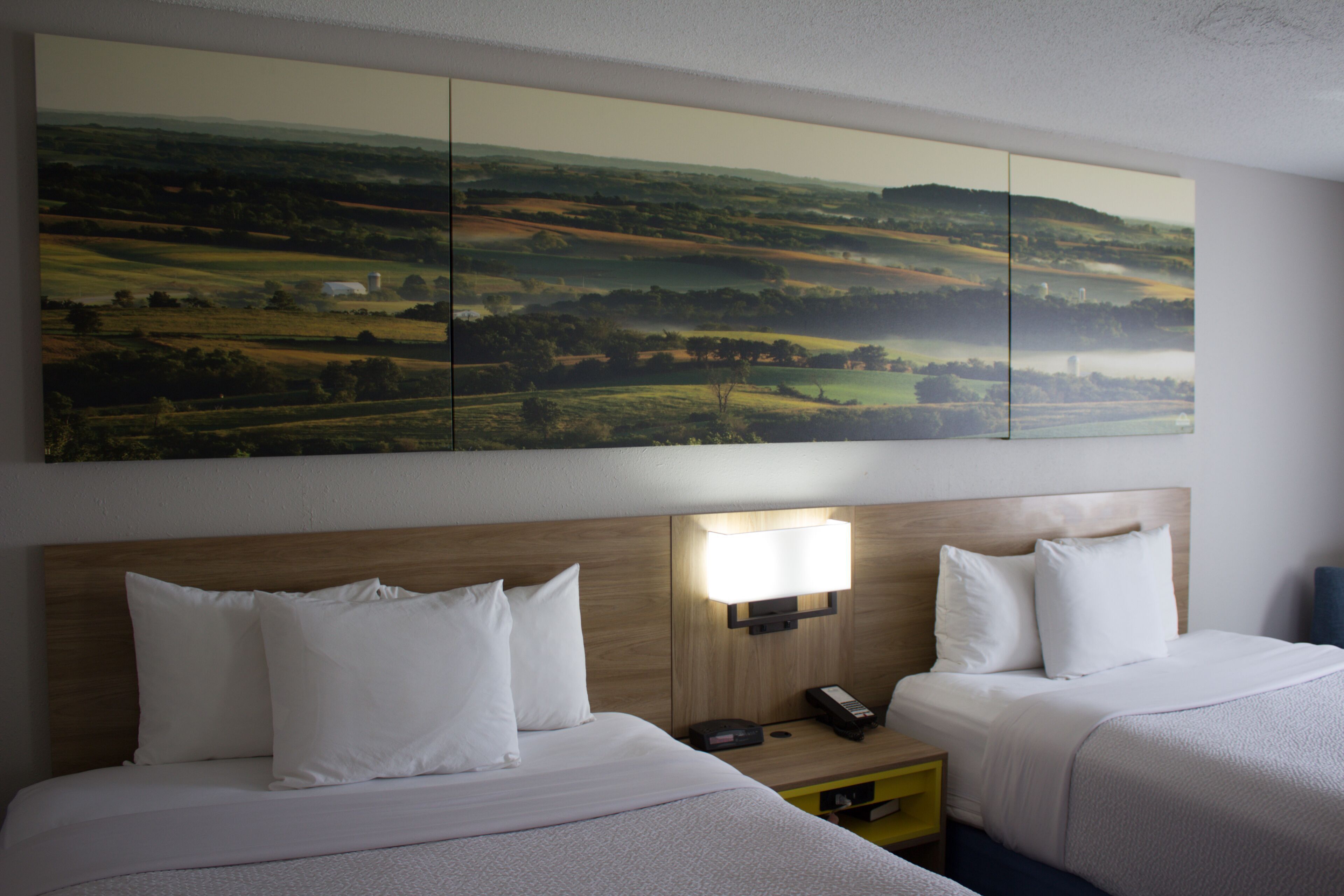 Escrivaninha, ferros/tábuas de passar roupa, berços grátis