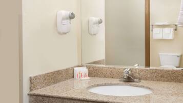 Combined shower/bathtub, free toiletries, hair dryer, towels