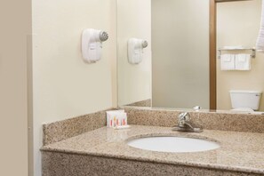 Combined shower/tub, free toiletries, hair dryer, towels - Days Inn by Wyndham Colby (Colby)