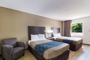 Habitación doble estándar, 2 camas matrimoniales, para no fumadores | Tabla de planchar con plancha, wifi gratis y ropa de cama 