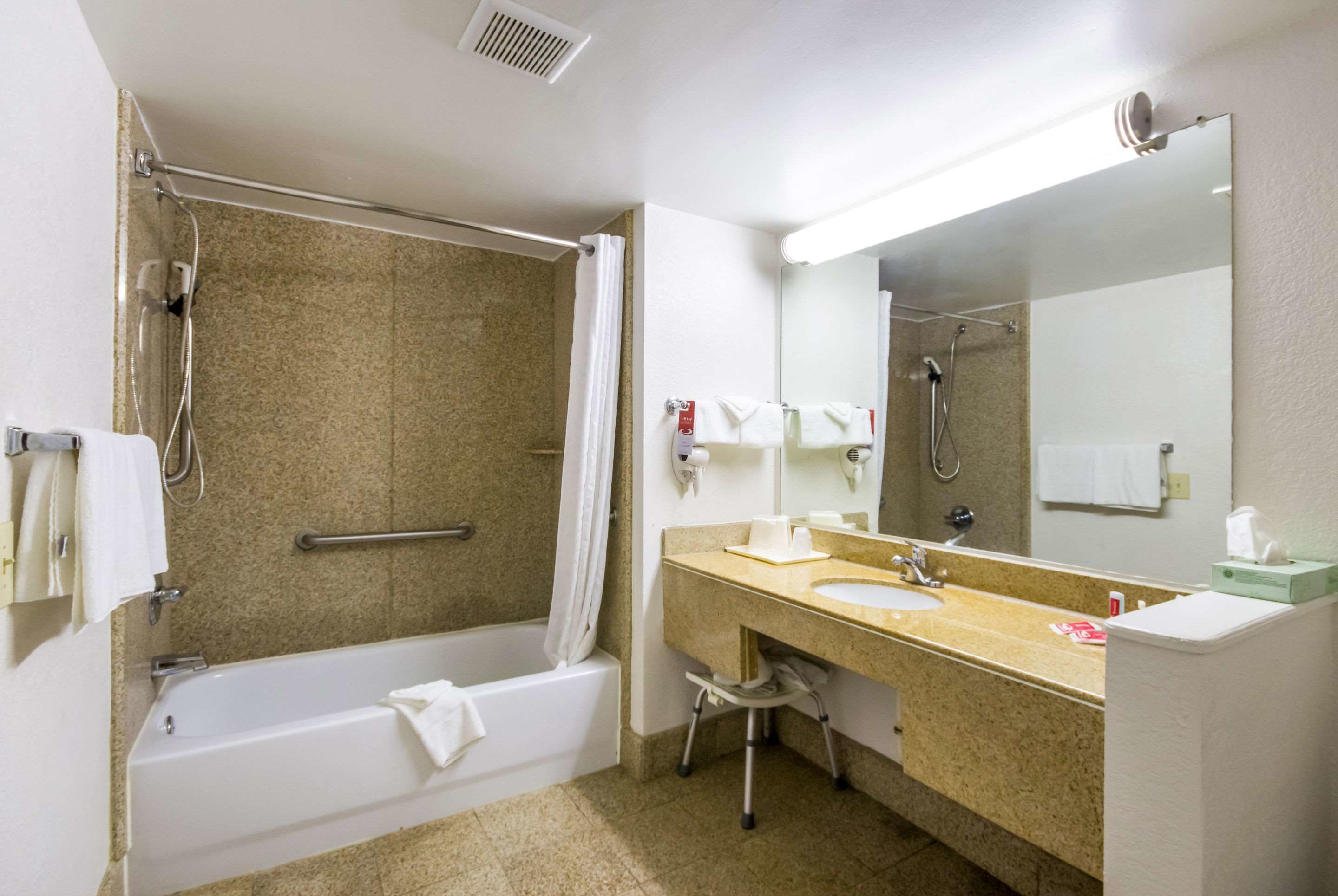 Kombinert dusj/badekar, toalettartikler (inkludert) og hårføner