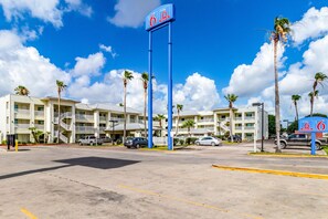 Property entrance - Motel 6 Corpus Christi, TX – North (Corpus Christi)
