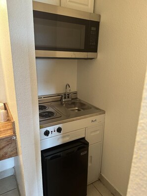 Frigorífico, microondas, placa de cocina y mesa de comedor