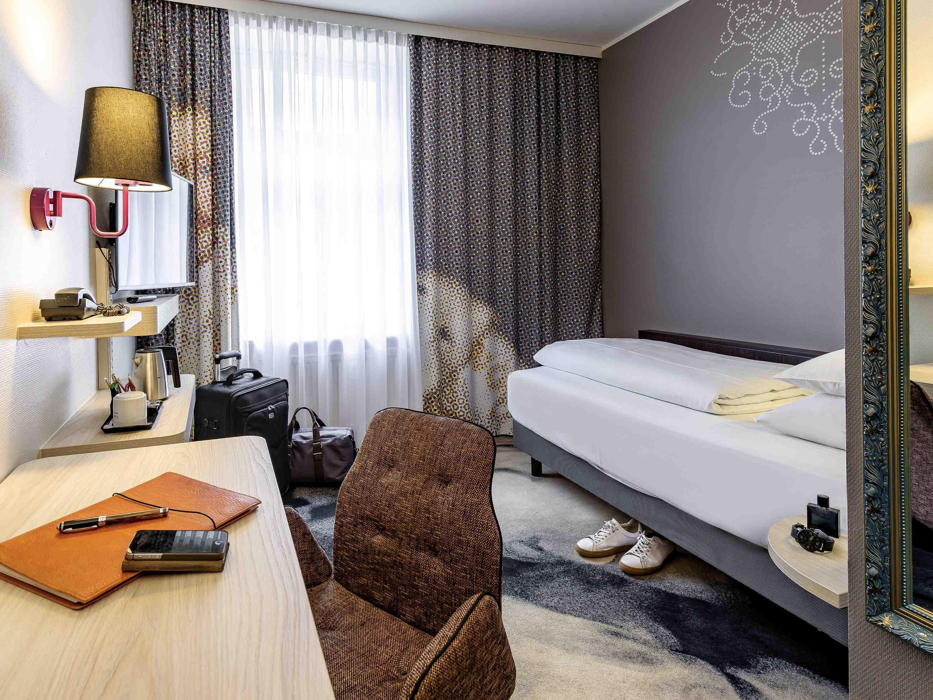 Huone, 1 yhden hengen sänky | Allergiatestatut vuodevaatteet, tallelokero huoneessa, työpöytä