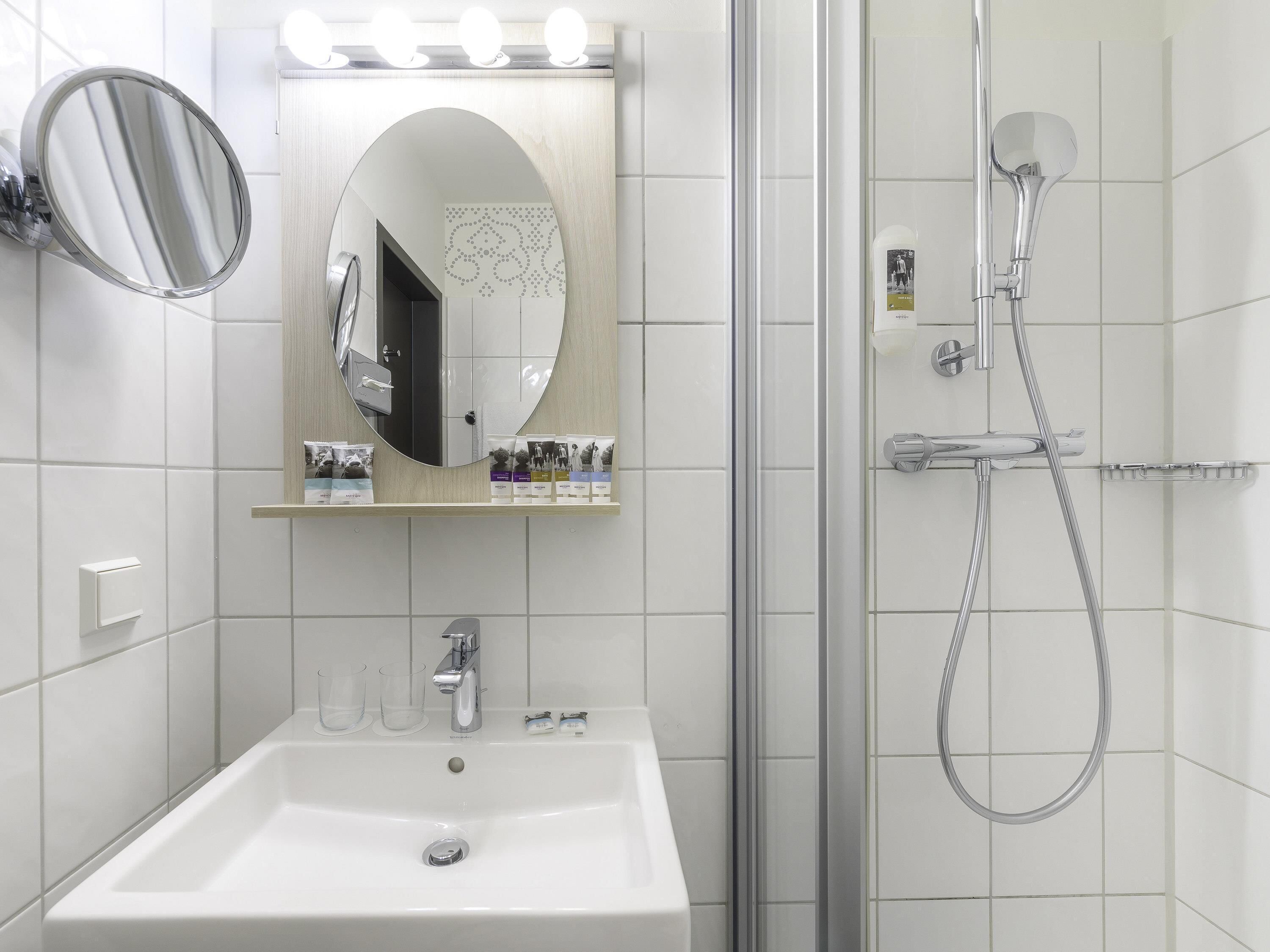Allergikerbettwaren, Zimmersafe, Schreibtisch, Verdunkelungsvorhänge