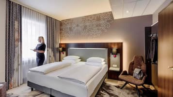 ملاءات للفراش لا تسبب الحساسية وخزنة داخل الغرفة ومكتب وستائر تعتيم