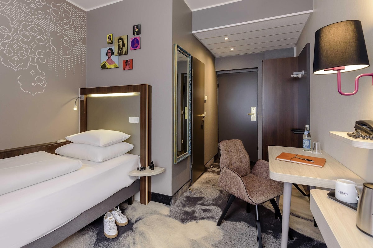 Ropa de cama hipoalergénica y caja de seguridad en la habitación