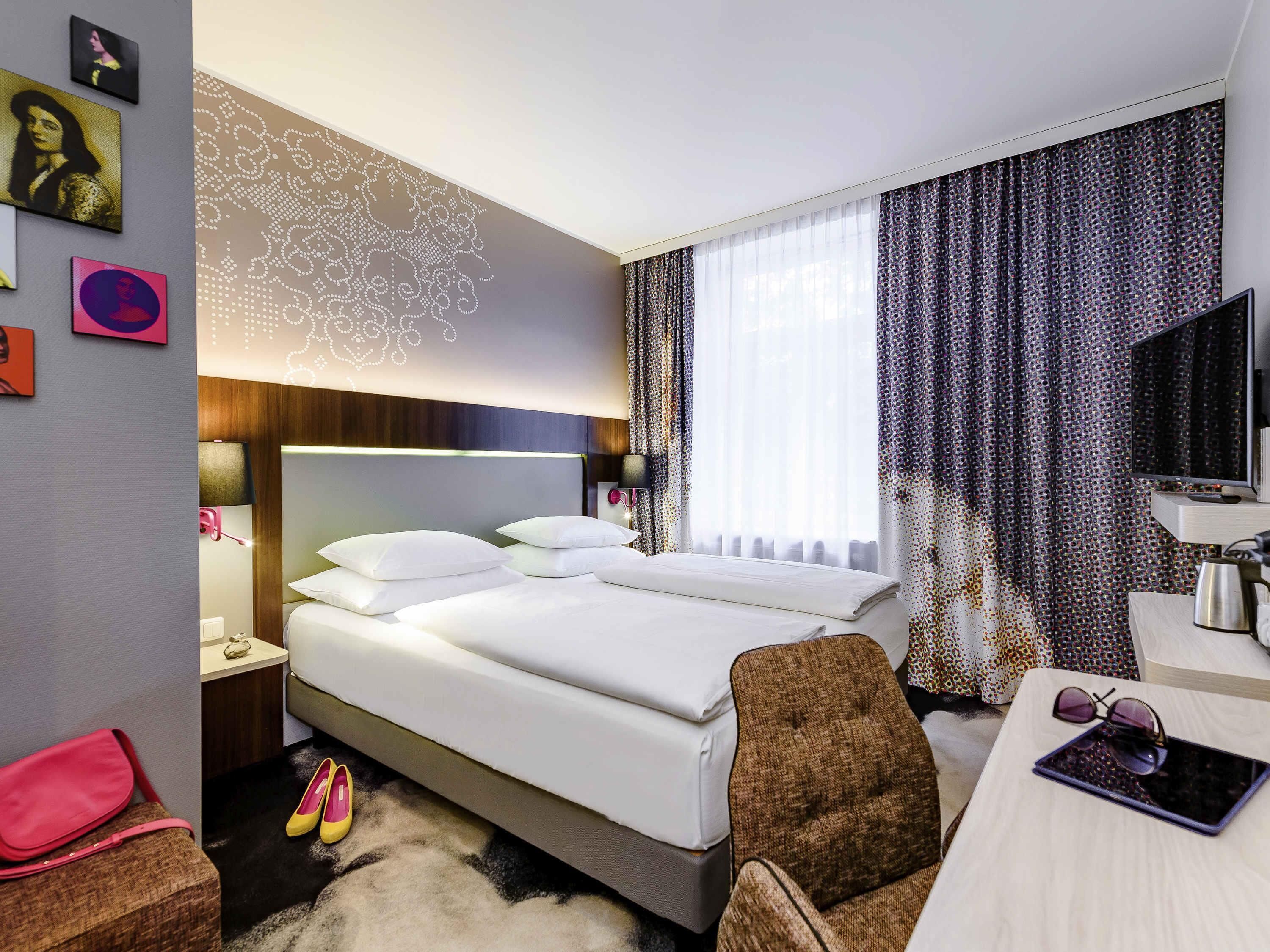 Kahden hengen huone, 1 parisänky | Allergiatestatut vuodevaatteet, tallelokero huoneessa, työpöytä