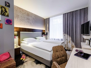 Kahden hengen huone, 1 parisänky | Allergiatestatut vuodevaatteet, tallelokero huoneessa, työpöytä