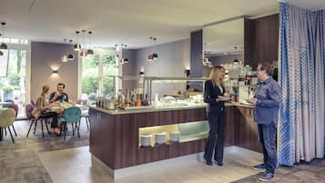 Desayuno buffet diario (EUR 22 por persona)