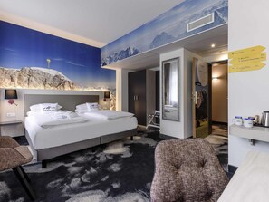 Hypo-allergenic bedding, in-room safe, desk, blackout curtains