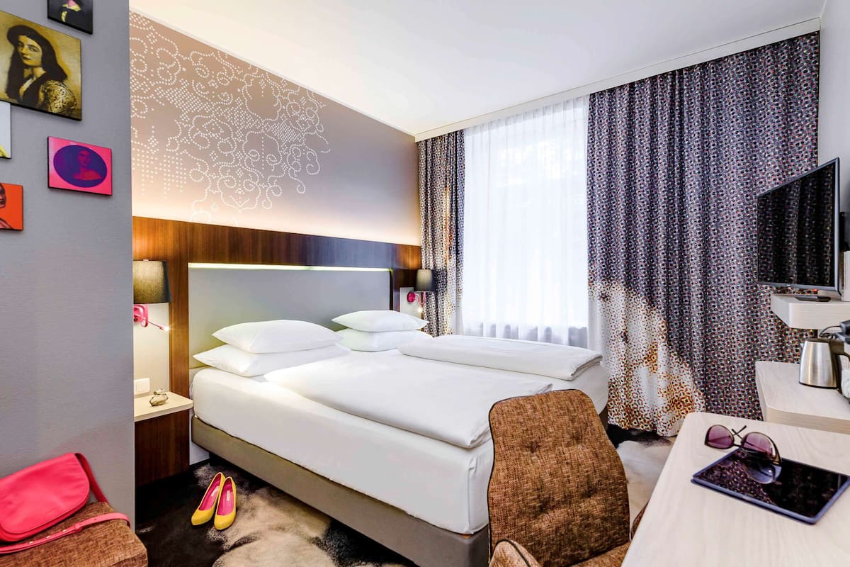 Double Room, 1 Double Bed | Hypo-allergenic bedding, in-room safe, desk, blackout drapes