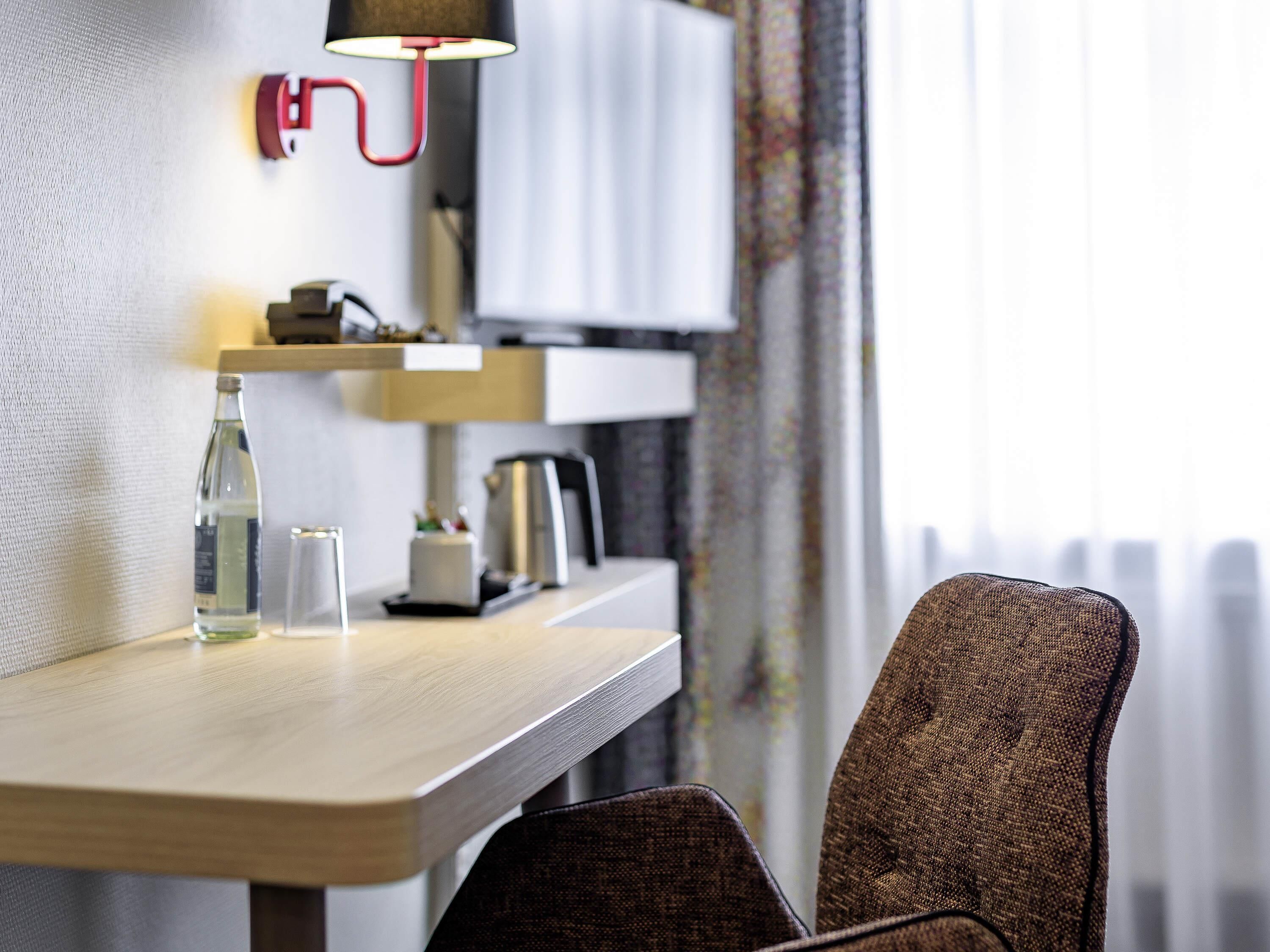 Hypo-allergenic bedding, in-room safe, desk, blackout curtains