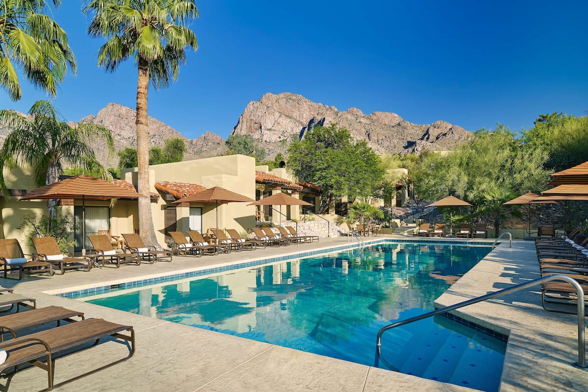 Suite, 1 trÚs grand lit (Acacia Spa Pool) | Piscine | 5 piscines extérieures, chaises longues