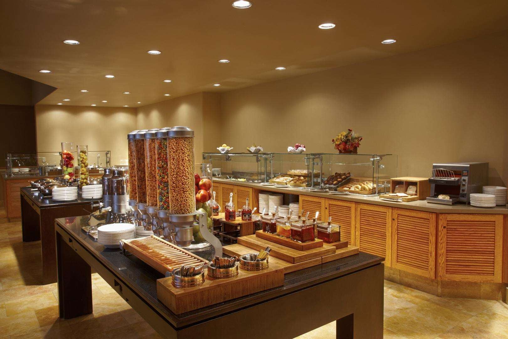 Un buffet proposant une variété de plats et d'accompagnements.