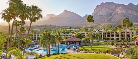 5 outdoor pools, pool loungers