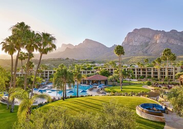 5 outdoor pools, pool loungers