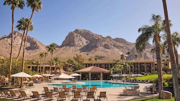 5 outdoor pools, sun loungers