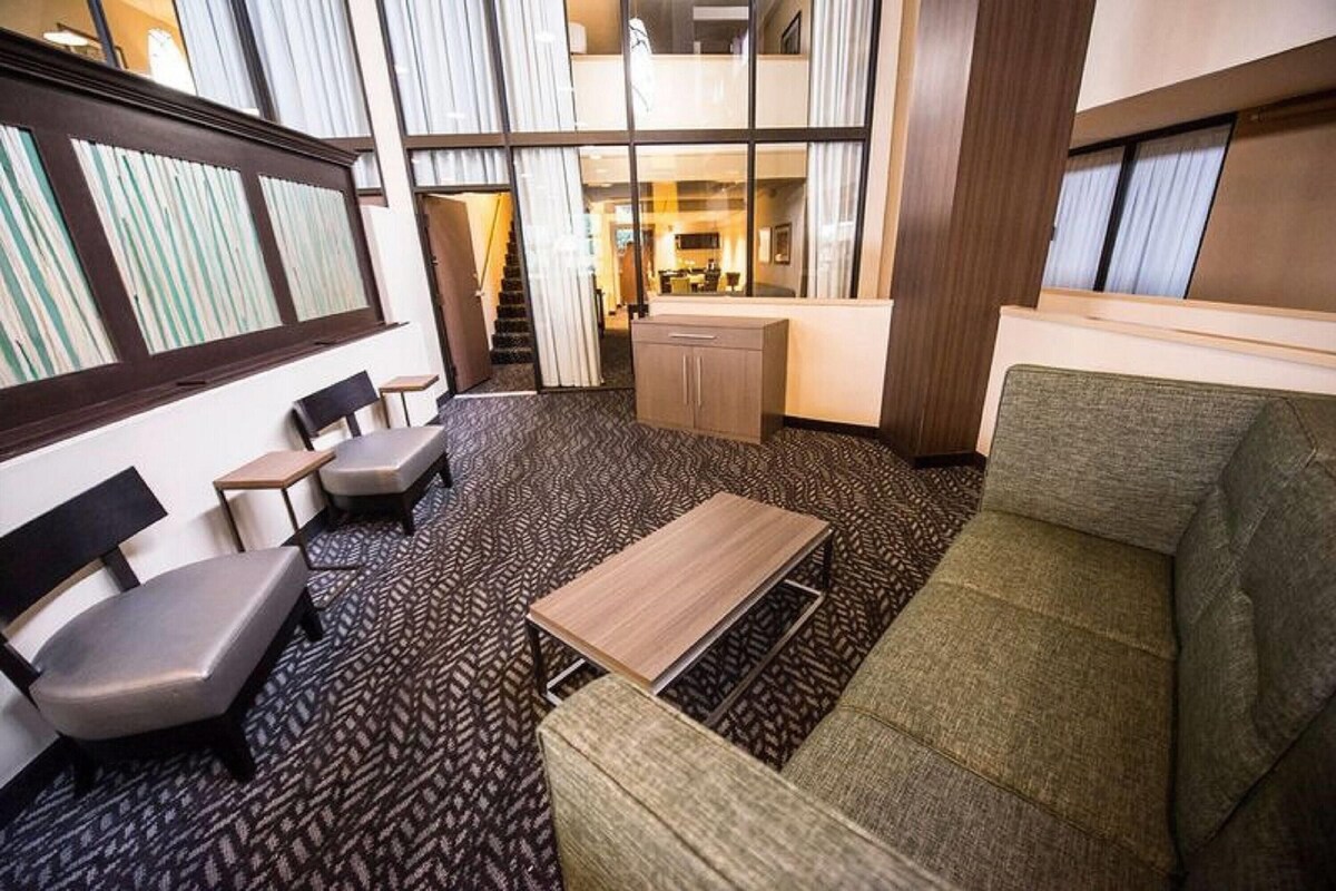 Suite, 1 Tempat Tidur King, Bebas Asap Rokok (Loft) | Minibar, meja kerja, kedap suara, dan setrika/meja setrika