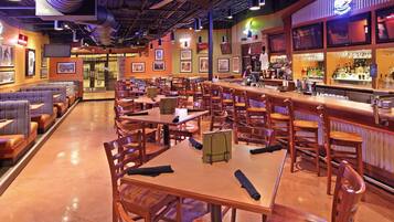 2 restaurants, breakfast served