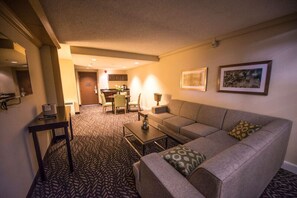 Room, 1 King Bed | Minibar, desk, soundproofing, iron/ironing board