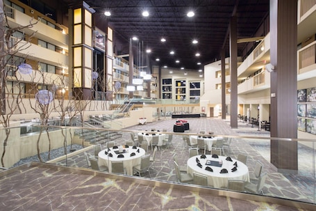 Saguão. Wyndham Grand Executive Center Little Rock Airport