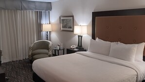 Minibar, escritorio, insonorización y tabla de planchar con plancha
