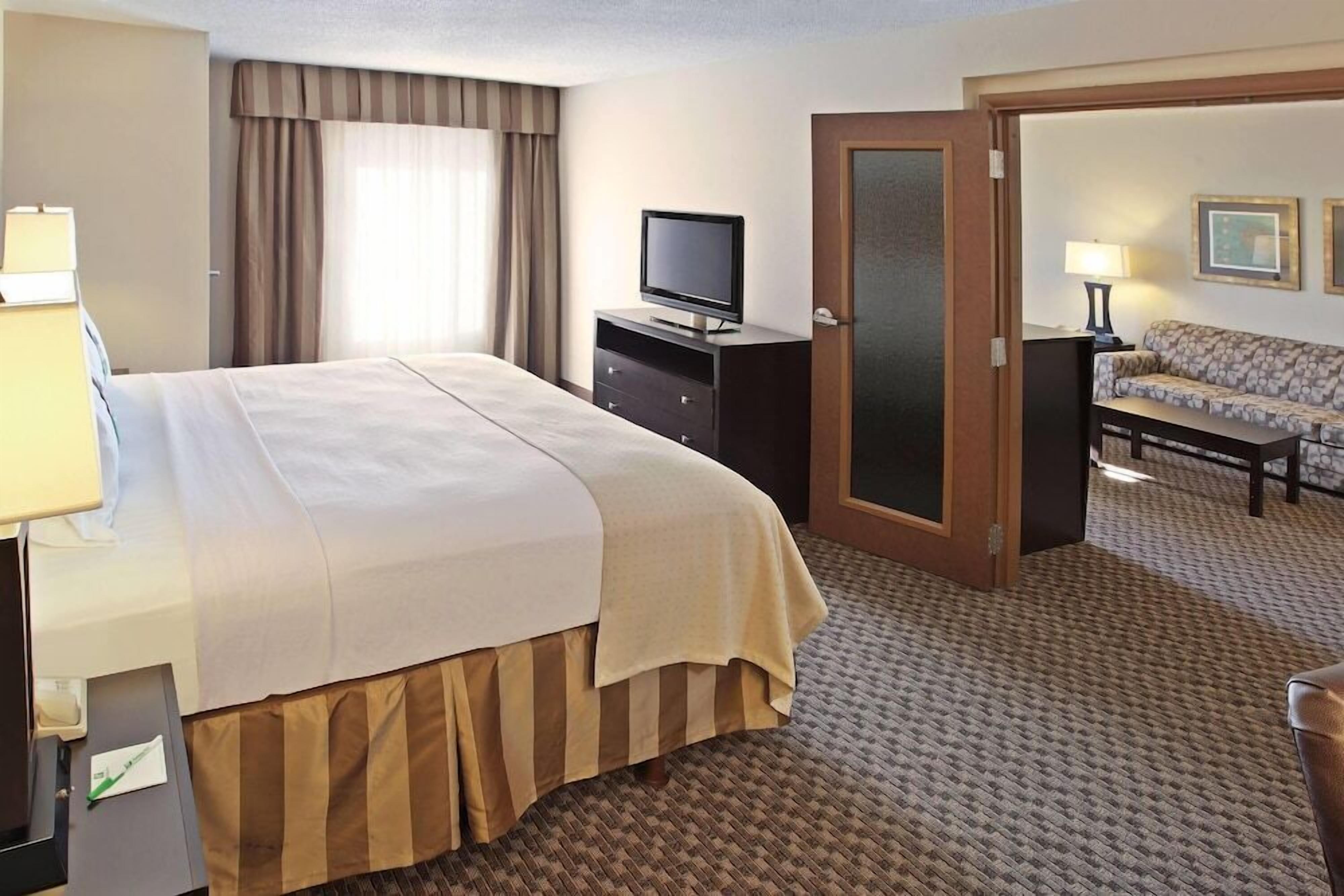 Minibar, desk, soundproofing, iron/ironing board