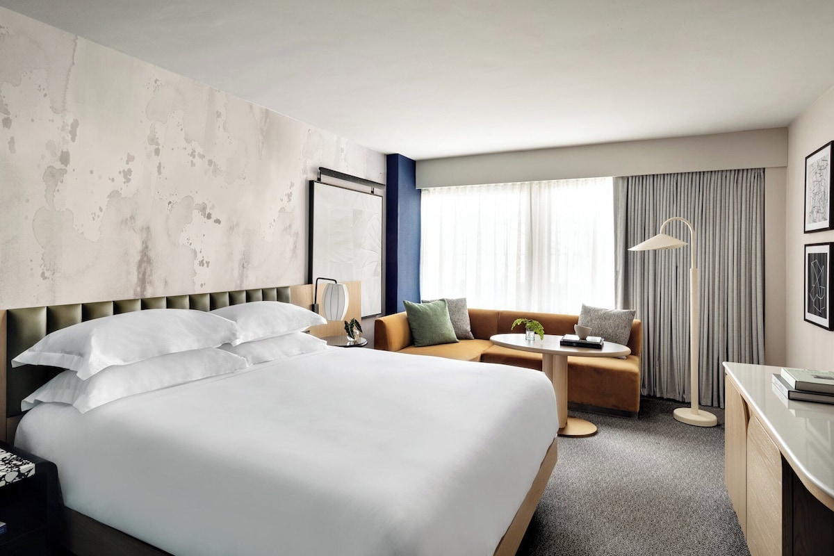 Premium Room, 1 King Bed (High Floor) | Premium bedding, in-room safe, laptop workspace, blackout drapes