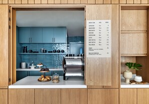 Tägliches Frühstück zum Mitnehmen gegen Gebühr