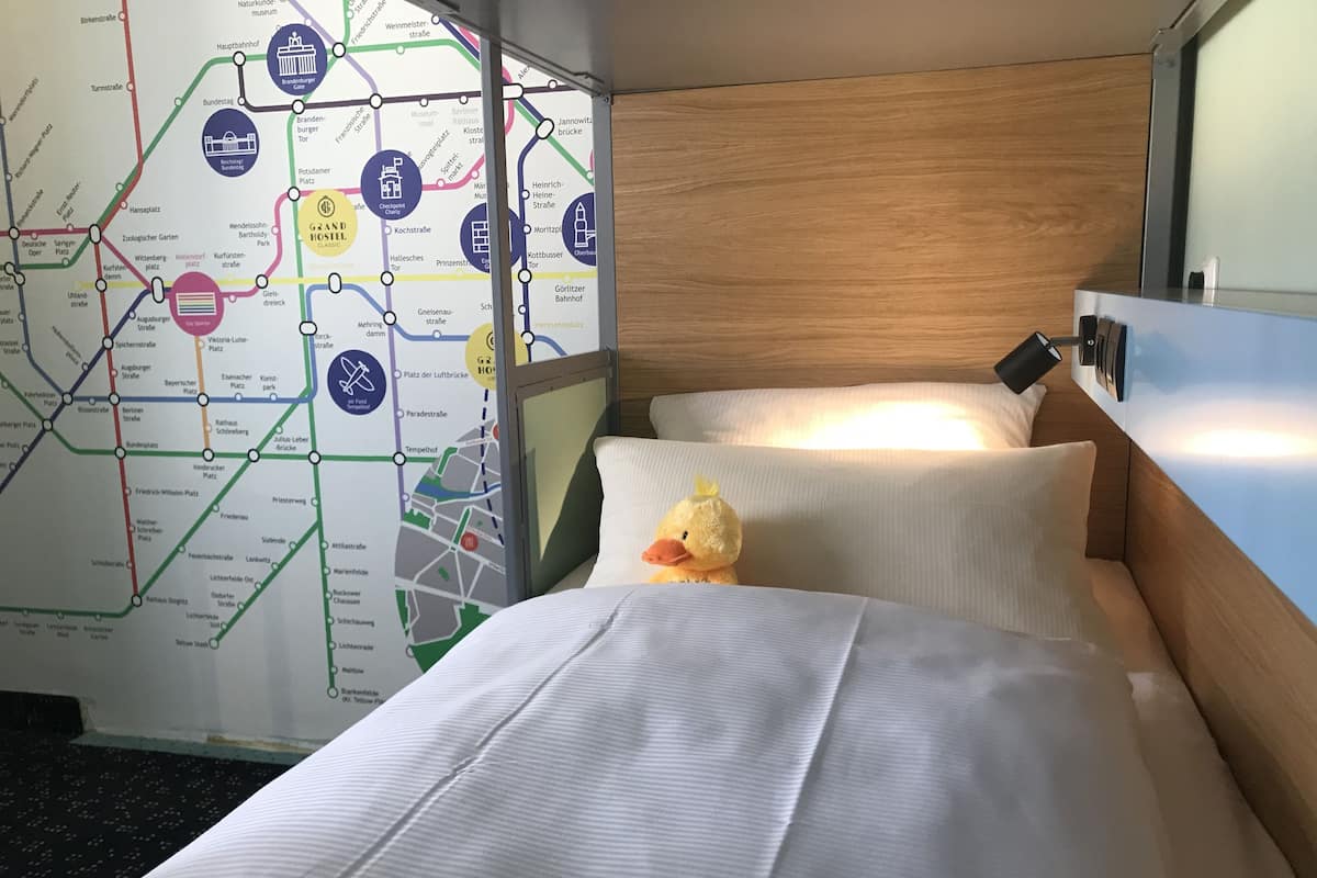 Ropa de cama de alta calidad, escritorio y cortinas blackout