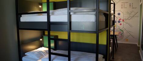 Ropa de cama de alta calidad, escritorio y cortinas blackout