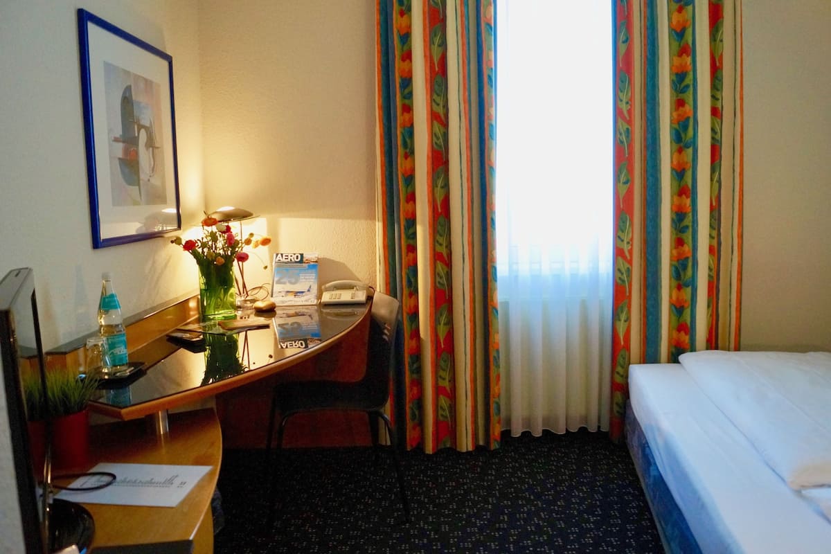 Ropa de cama de alta calidad, escritorio y cortinas blackout