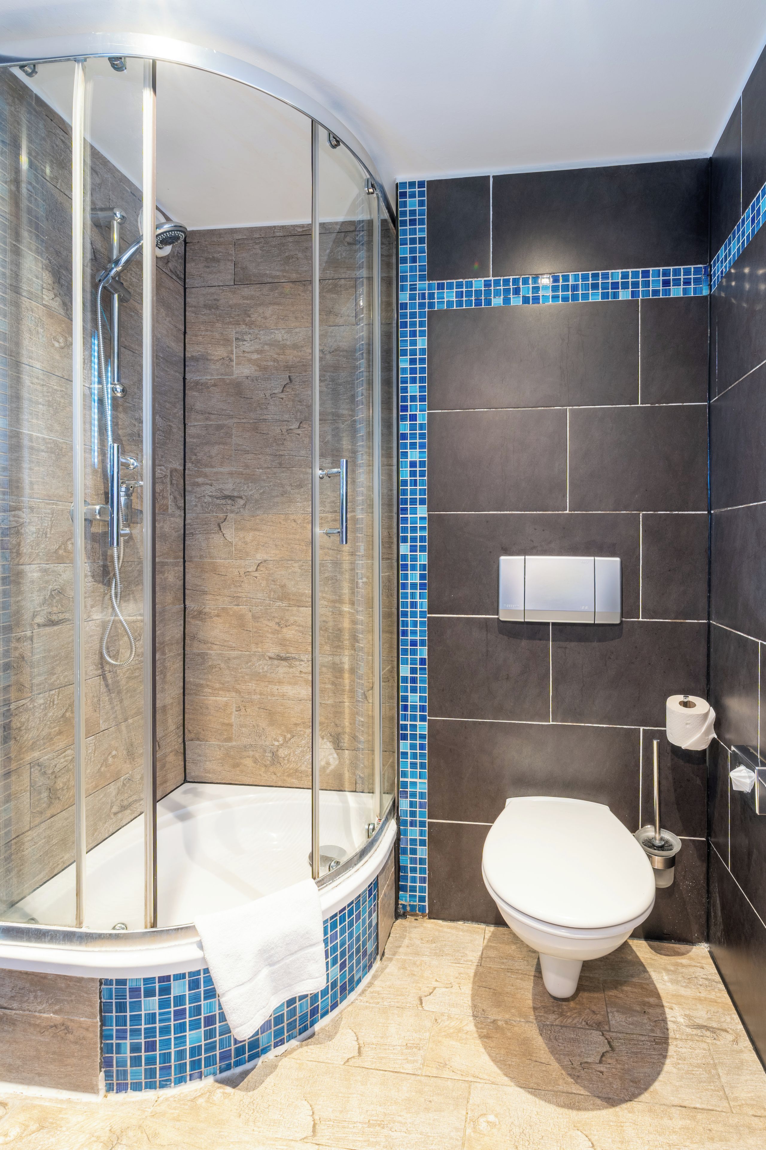 Ein Badezimmer mit einer Duschkabine, einer Toilette und einem Bidet.