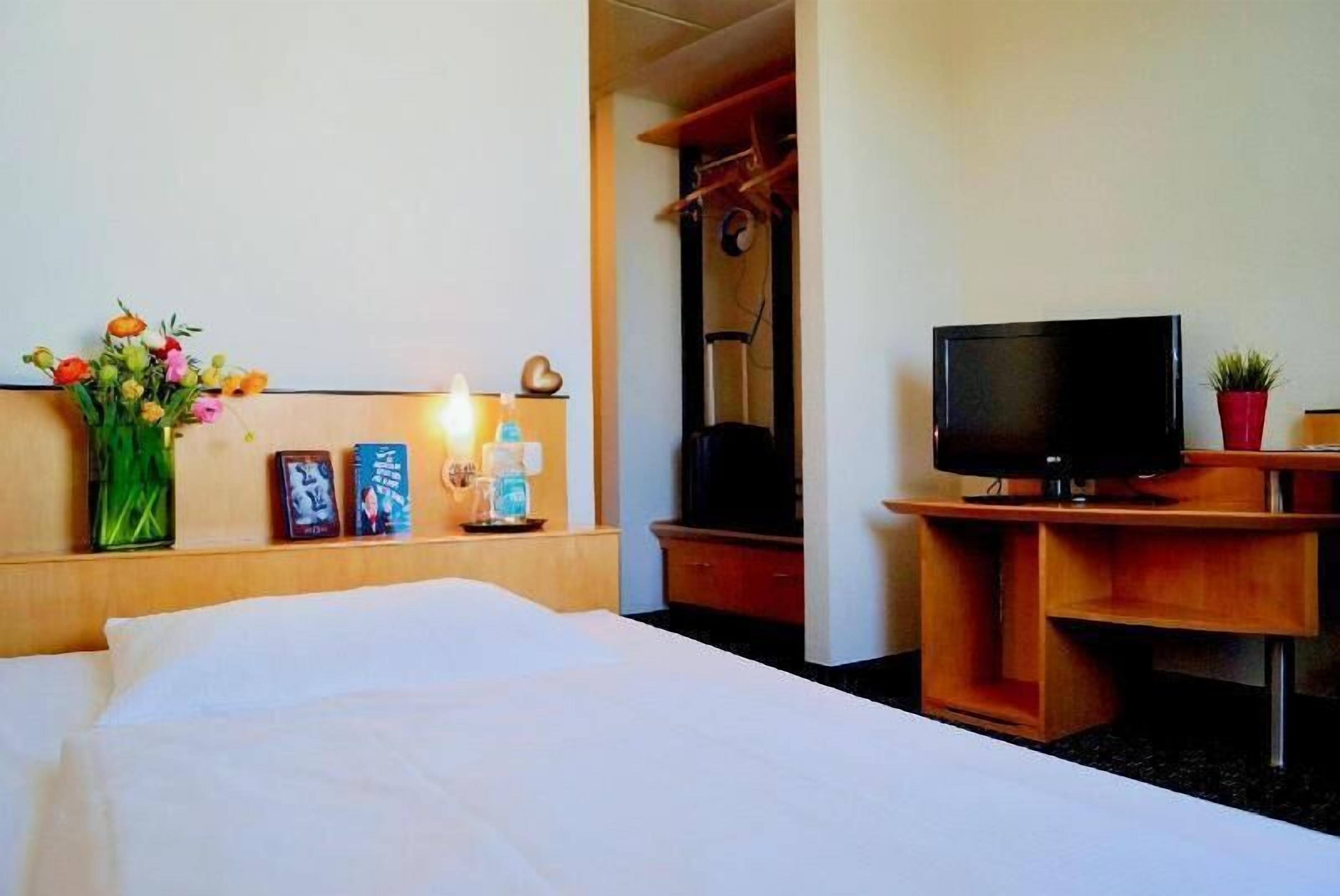 Premium bedding, desk, blackout drapes, soundproofing