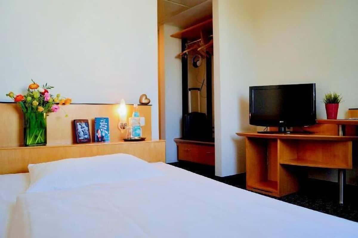 Premium bedding, desk, blackout drapes, soundproofing