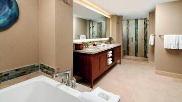 Uma casa de banho moderna com uma banheira grande, um lavatório com espelho e uma cabine de duche.