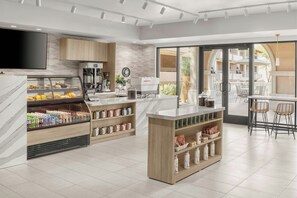 4 か所のレストラン、朝食、ランチ、ディナーに営業 (郷土料理)