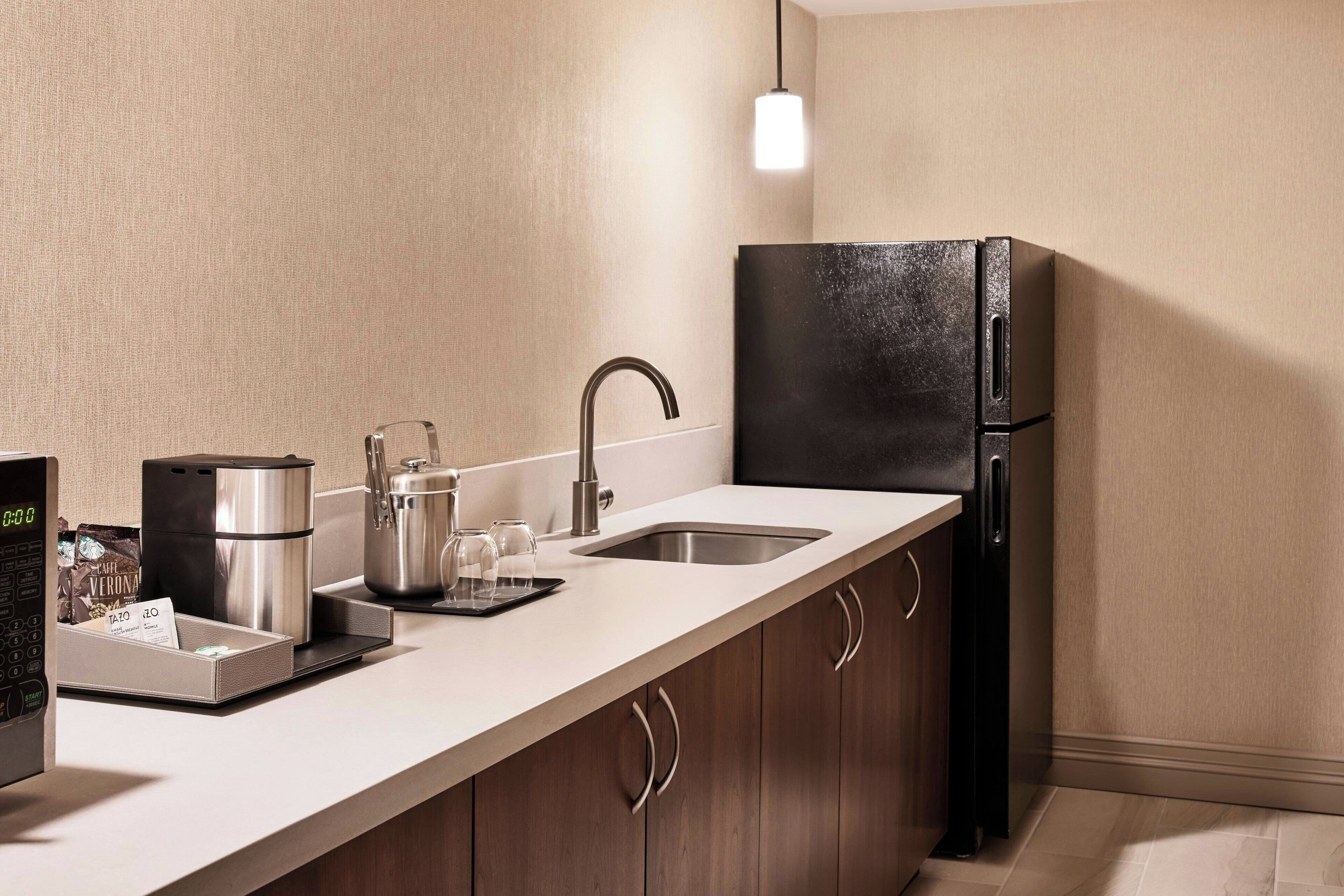 suite, 1 king bed, corner | down duvets, pillow-top beds, in-room safe, desk