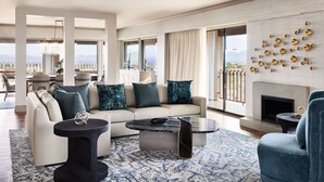 Un salon moderne avec un canapé, une table basse et une cheminée.