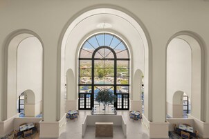 4 ristoranti, aperti a colazione, a pranzo e a cena, cucina locale