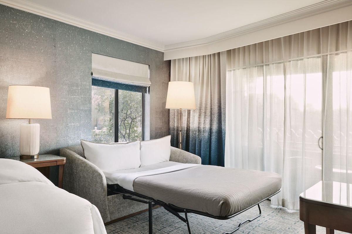 Deluxe Room, 1 King Bed, Pool View | Down duvets, pillow-top beds, in-room safe, desk