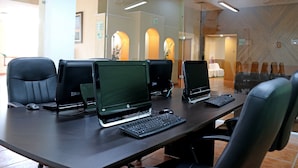 A conference room with multiple computer stations, each equipped with a monitor, keyboard, and mouse. - Holiday Inn La Piedad by IHG (La Piedad)