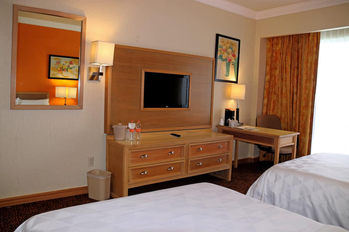 Chambre Standard, 2 lits doubles | Coffres-forts dans les chambres, bureau, fer et planche Ă repasser