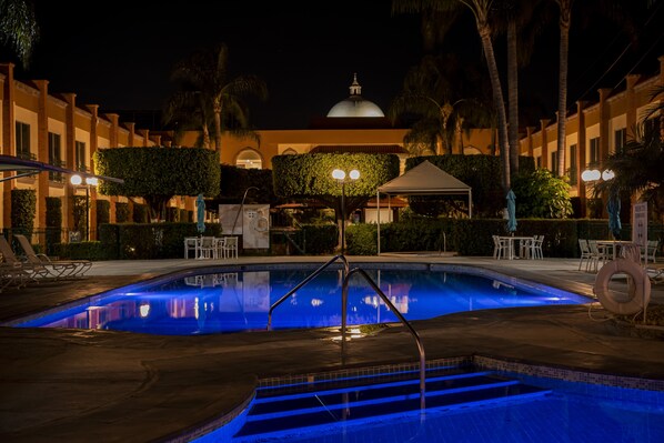 Una piscina al aire libre