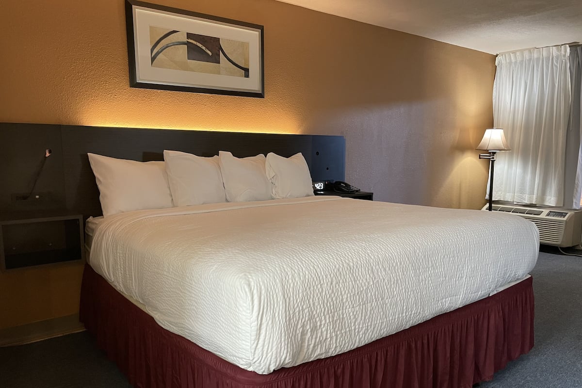 Desk, blackout drapes, iron/ironing board, free WiFi