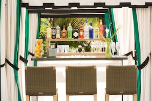 Bar à beira da piscina