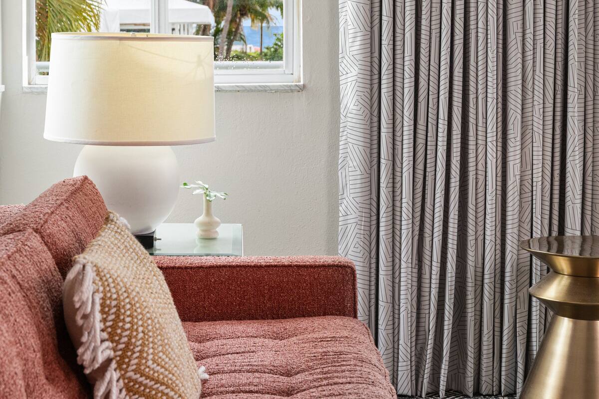 Suite estudio, 1 cama King size | Sábanas italianas Frette, ropa de cama de alta calidad y minibar 